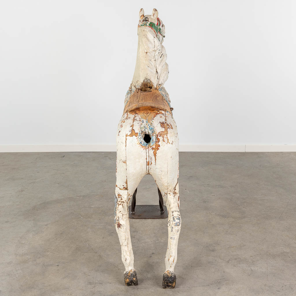 Een antiek kermispaard gemaakt uit gesculpteerd hout met originele polychromie. (D:32 x W:130 x H:240 cm)