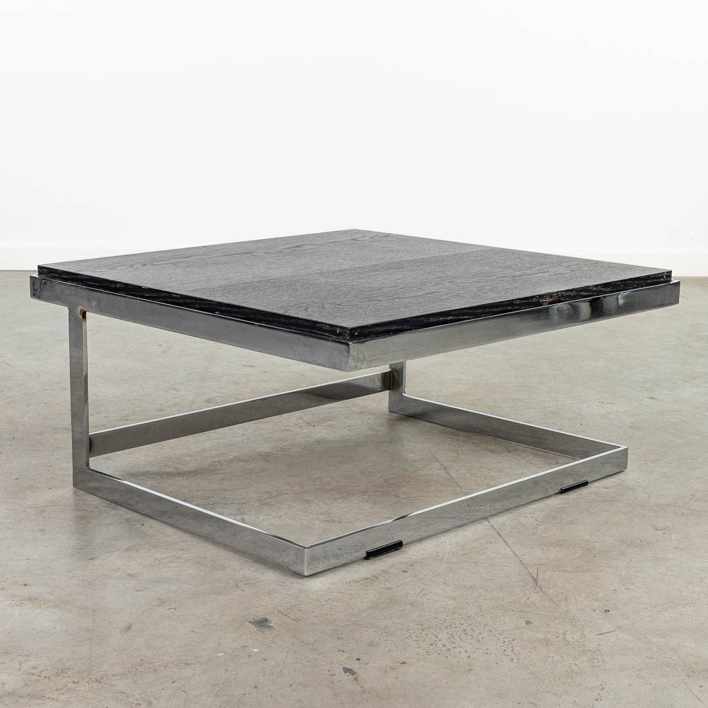Een mid-century salontafel met omkeerbaar bovenblad gemaakt uit gechromeerd metaal en hout. (H:32cm)