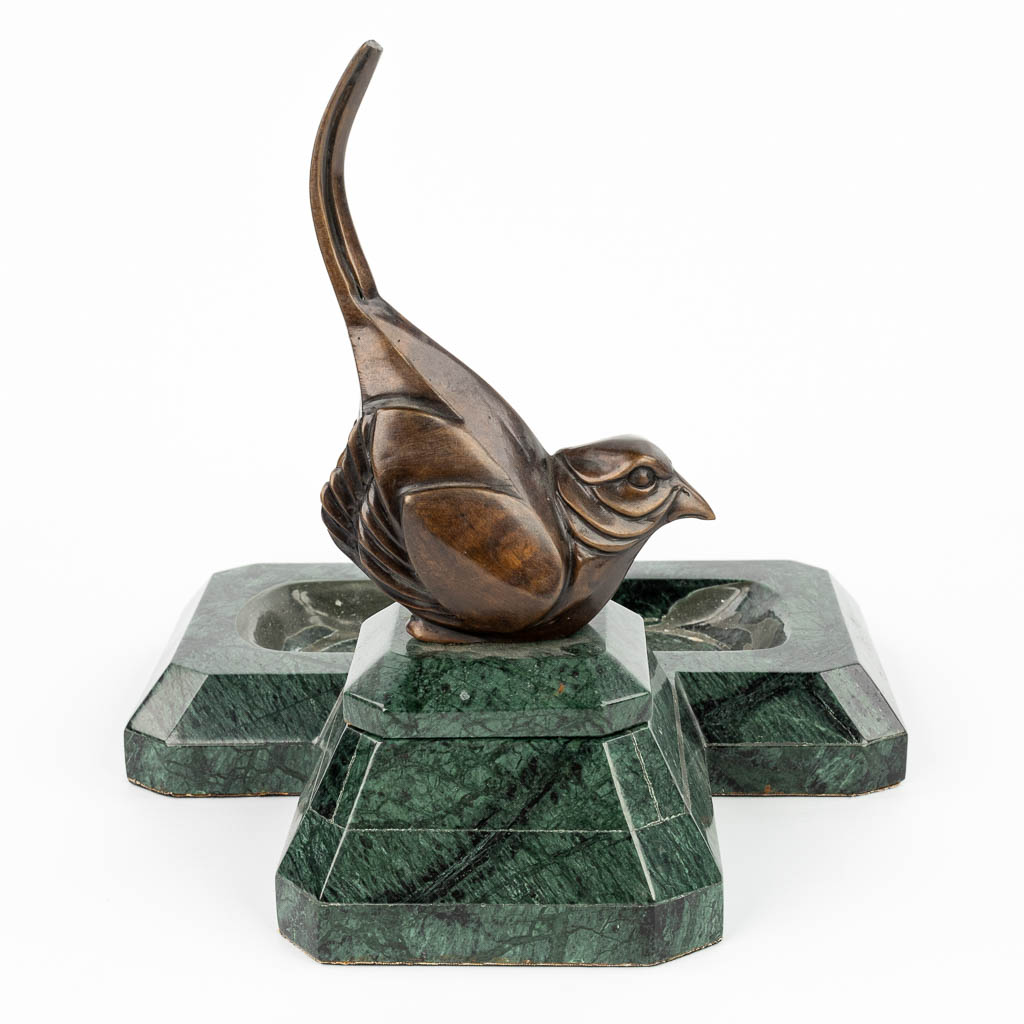 Een 'Vide Poche' gemaakt uit marmer met een vogel gemaakt uit brons in art deco stijl. (H: 26,5)