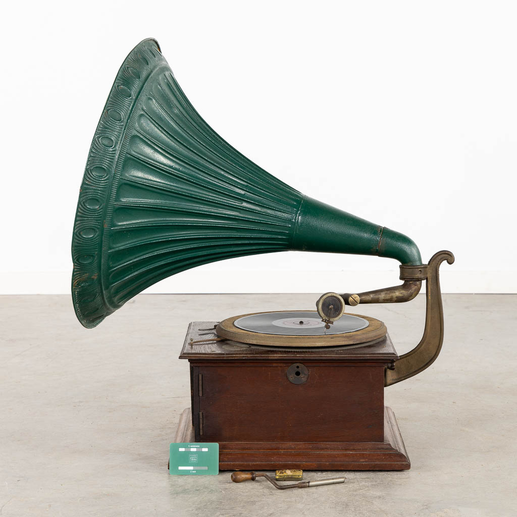 Een decoratieve en antieke Grammofoon. (L:68 x W:56 x H:77 cm)