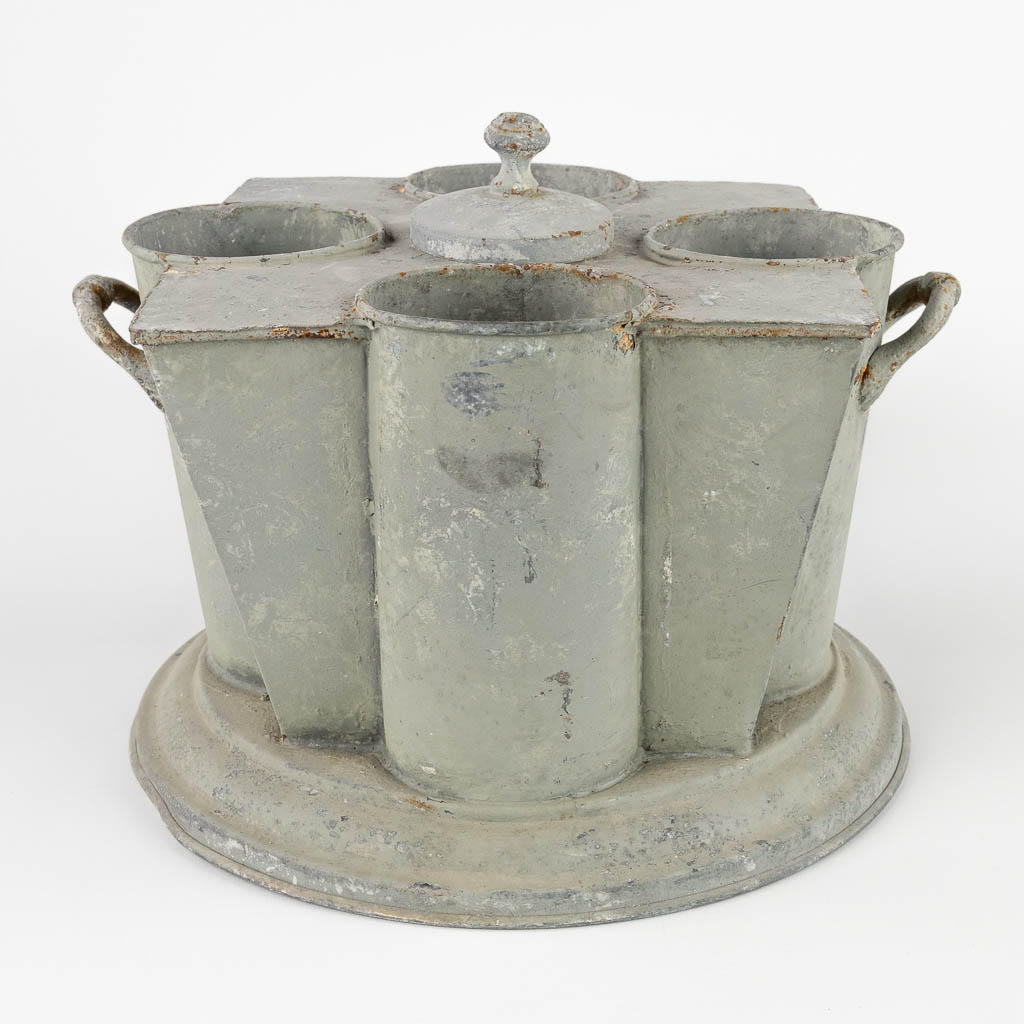An antique wine cooler, made of zinc. (W:33 x H:25 x D:31 cm)