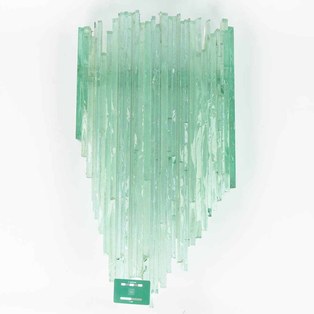 Pia MANU (XX) Een wandlicht gemaakt uit gelijmd glas, door Pia Manu. (H:72cm)