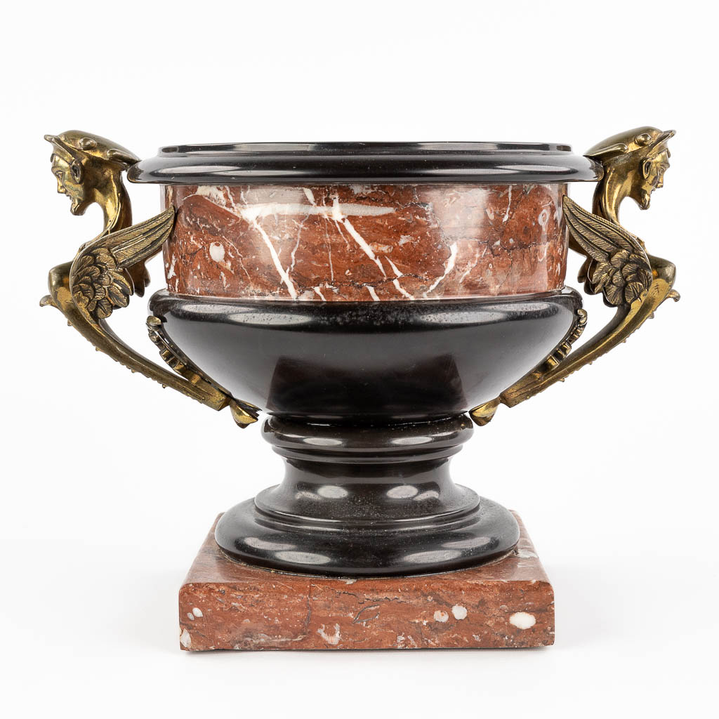 A large coupe, Belgian Black and Red Marble and mounted with bronze Griffins. 19th C. (L: 24 x W: 32 x H: 24 cm)