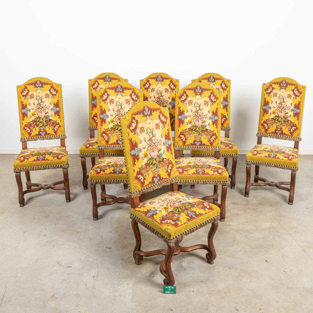 Een set van 8 Os-De-Mouton stoelen met geborduurde zittingen. 