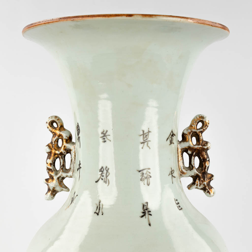 A Chinese vase decorated with 8 ladies. 19th/20th century. (H: 57 x D: 22 cm)