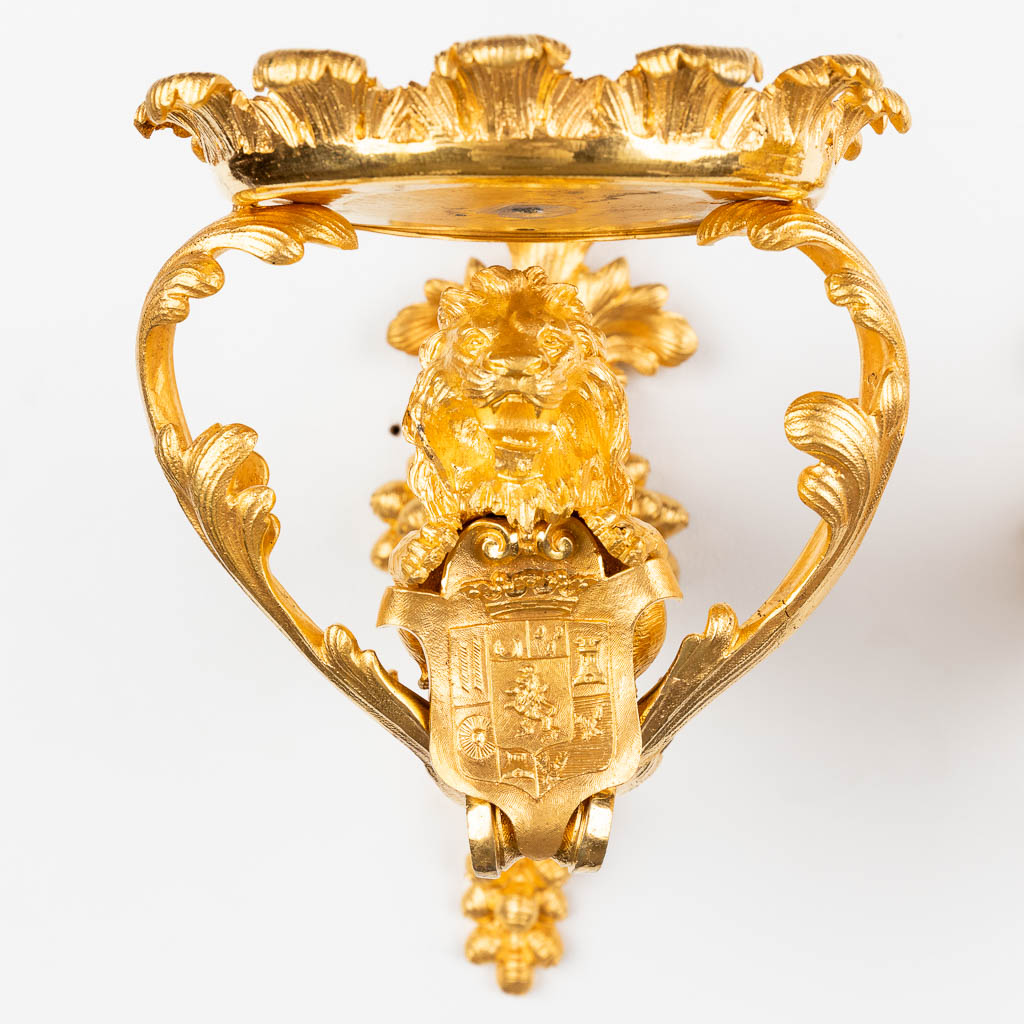 Een paar wandlichten of kaarsenhouders, leeuwen met heraldiek. Verguld brons. Circa 1900. (D:35 x W:20 x H:35 cm)