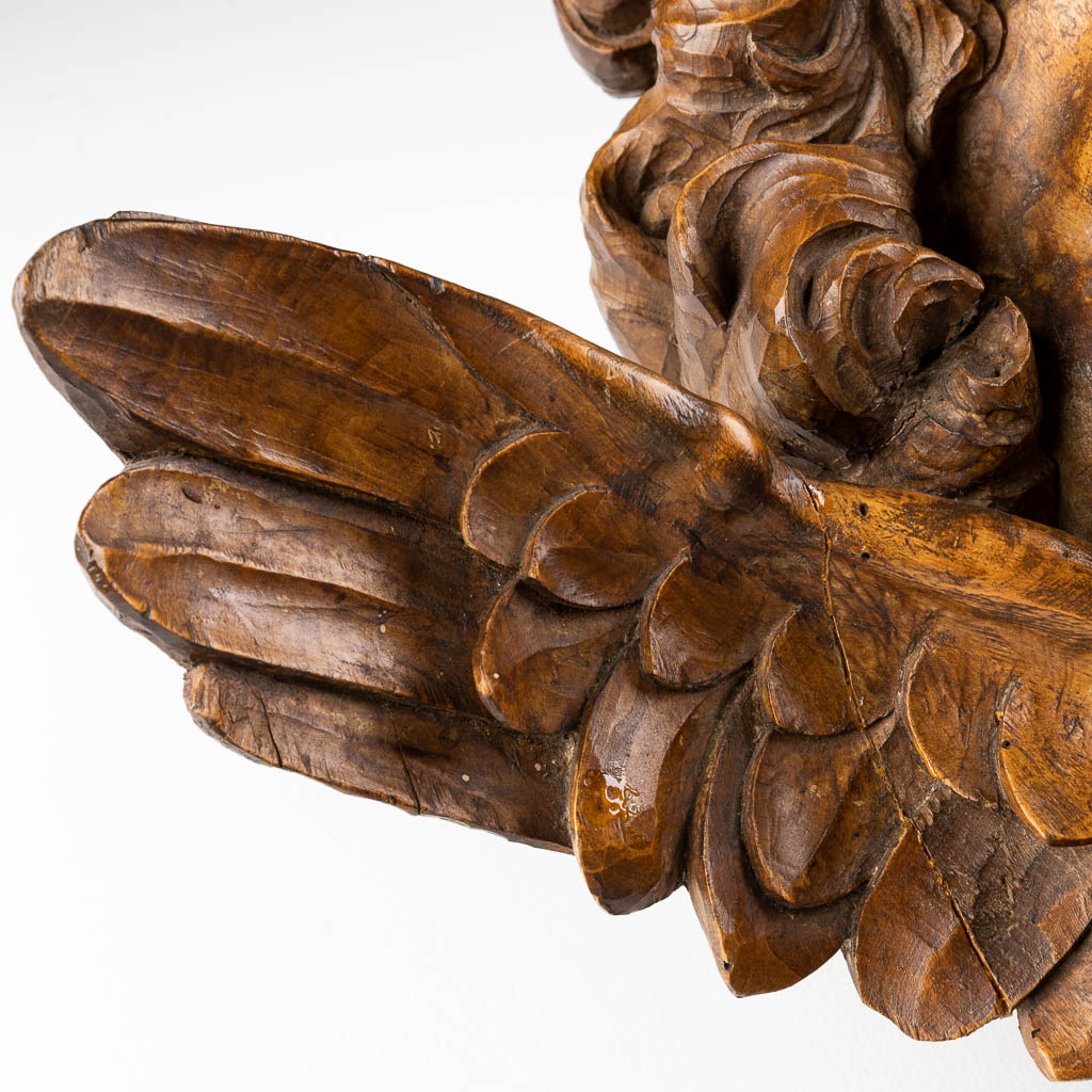 Een grote houtgesculpteerd hoofd van een engel, Barok stijl, 19de eeuw (D:27 x W:42 x H:48 cm)