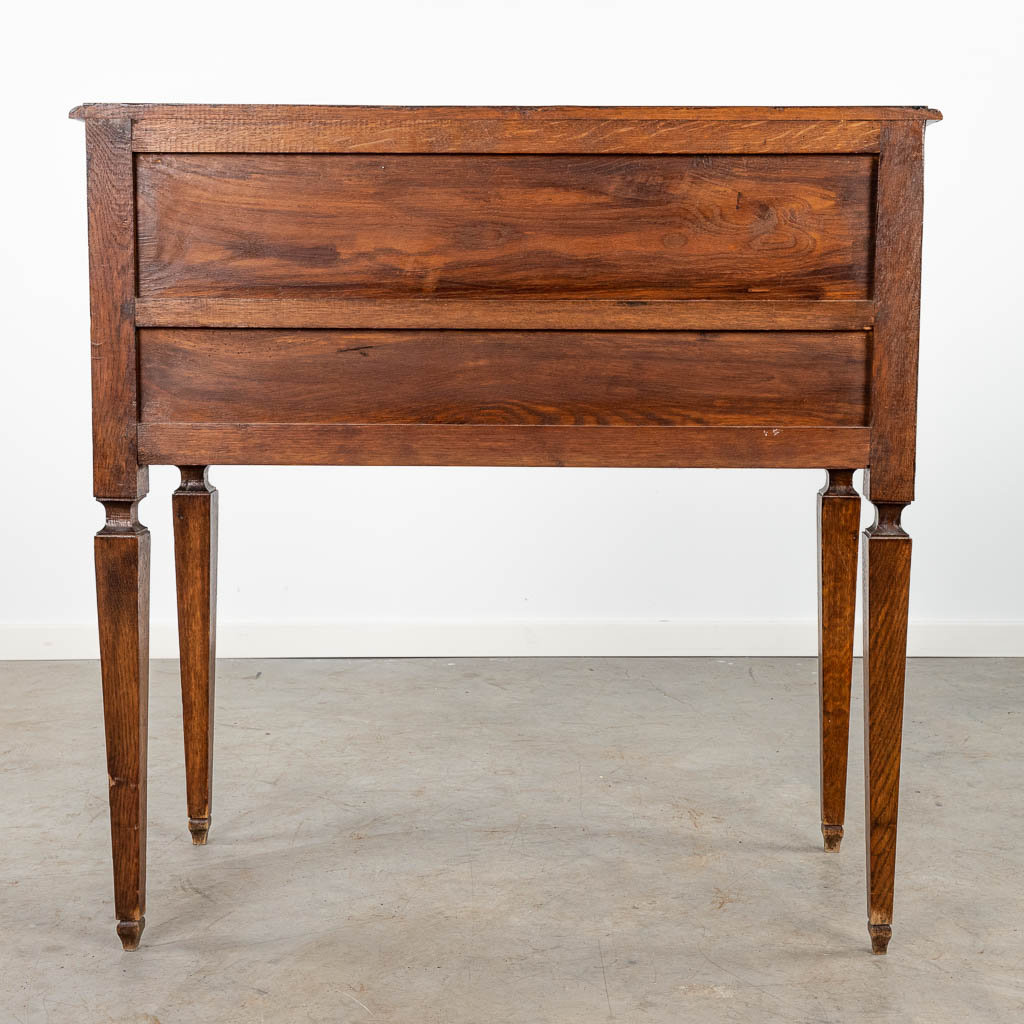 Een secretaire gemaakt uit gesculpteerd hout, in Lodewijk XVI stijl uit eik. (H:92cm)
