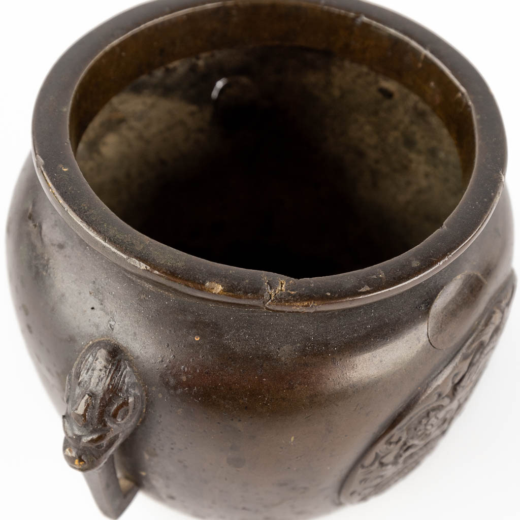 Een paar Chinese brûle parfum met draken en feniks decor. Gepatineerd brons. 19de/20ste eeuw. (D:12 x W:13,5 x H:10,5 cm)