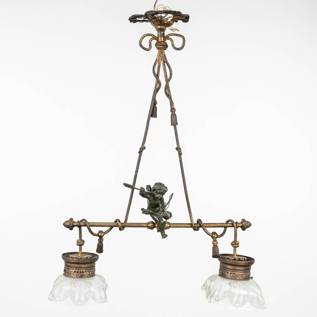 Buiten adem wrijving stil Een antieke luchter met Cupido en geëtste glazen lampenkappen. (57 x 80cm)  | Flanders Auctions