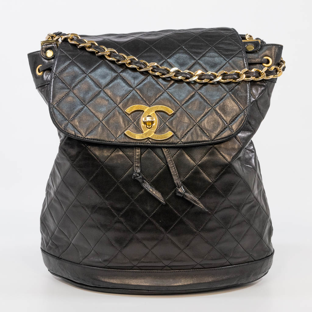A vintage Chanel handbag with gold-plated elements and made of leather. 