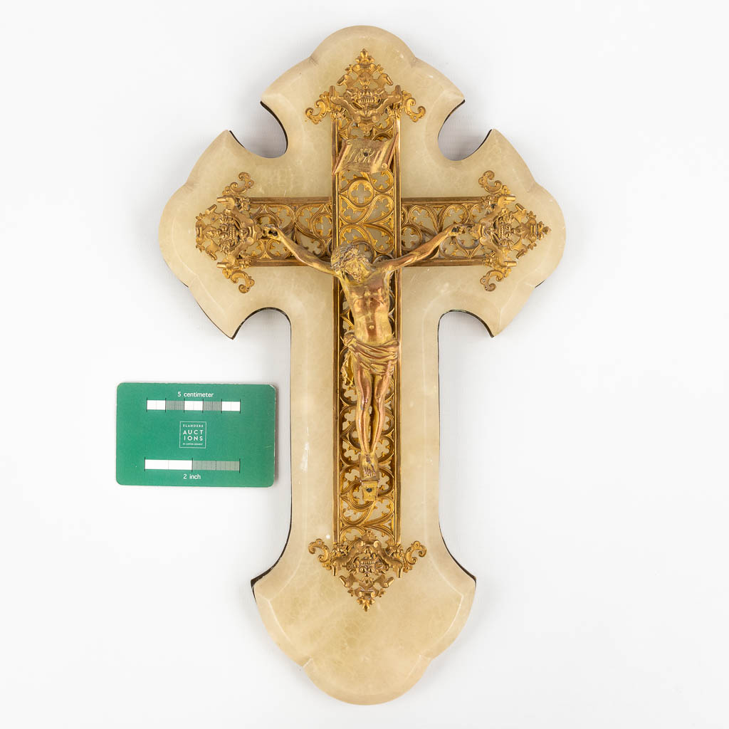 Een fijn kruisbeeld, verguld brons op onyx. Circa 1900. (W:22 x H:36 cm)
