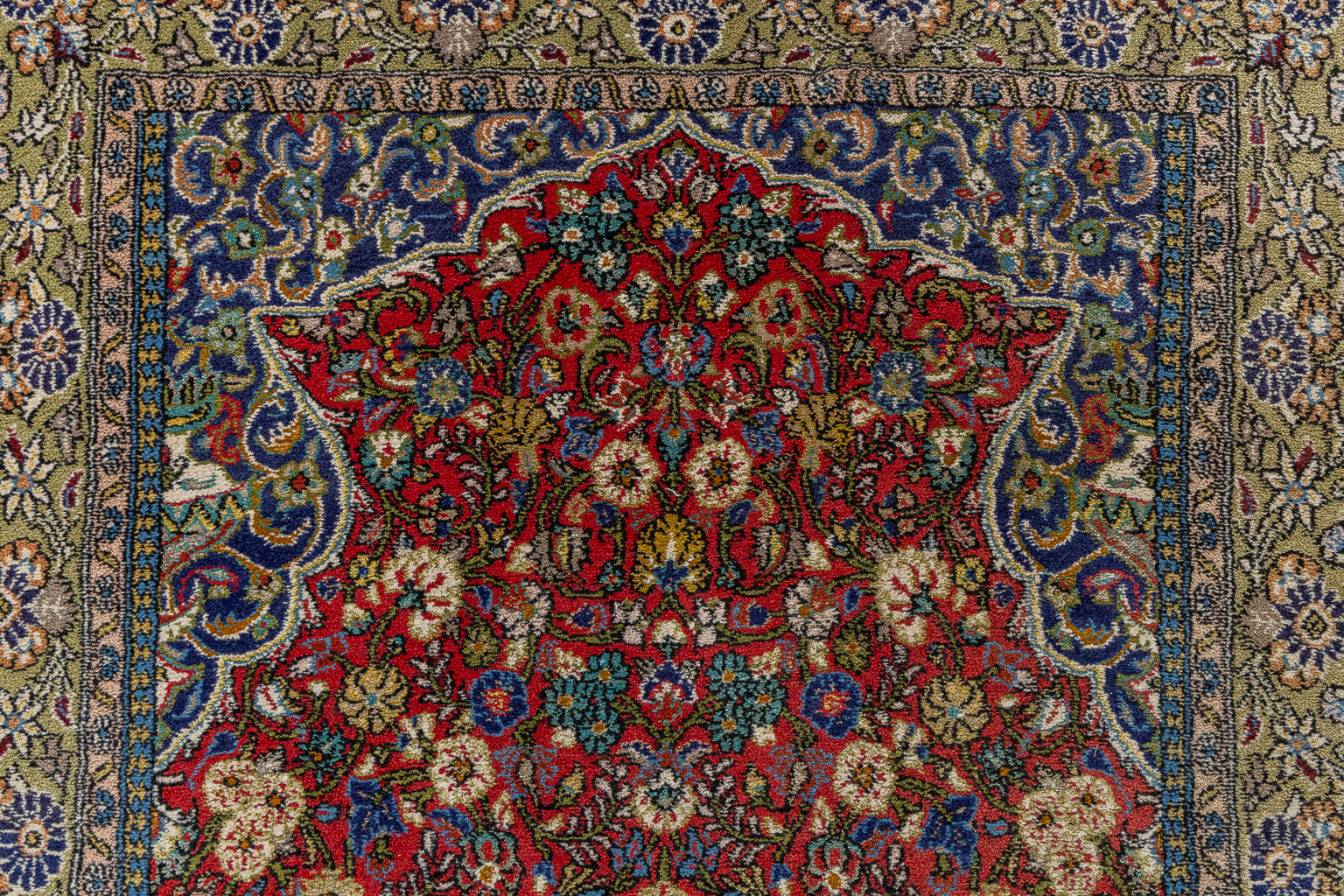 Twee Oosterse, handgeknoopte tapijten of bidtapijten. (L:175 x W:105 cm)