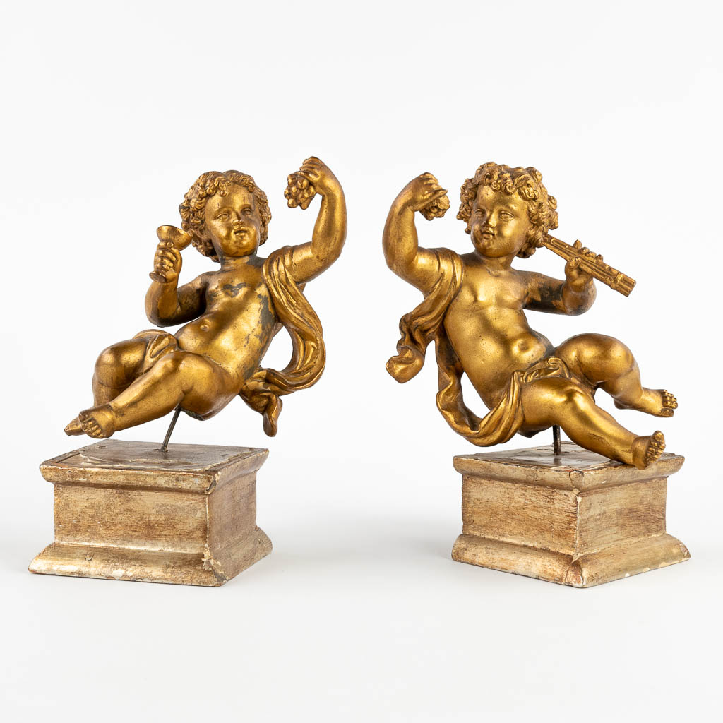 A pair of angels, gilt spelter and mounted on a wood base. 19th C. (W:12 x H:18 cm)