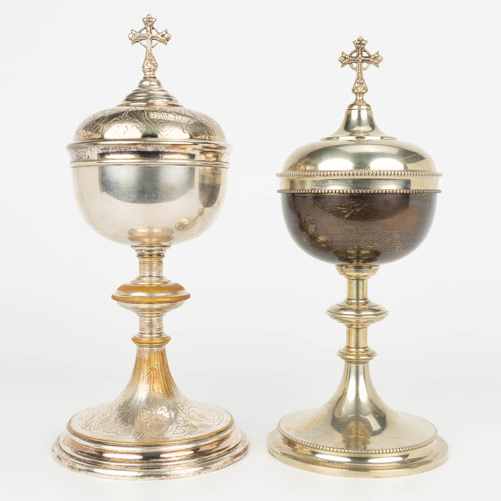 A collection of 2 silver-plated ciboria, gothic revival. (H:28cm)