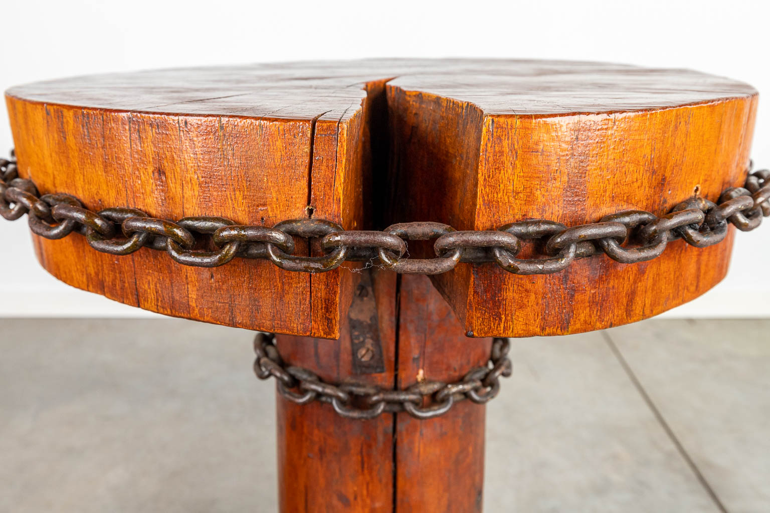 A pair of decorative side tables made of wood mounted with chains in a brutalist style. (H:75cm)