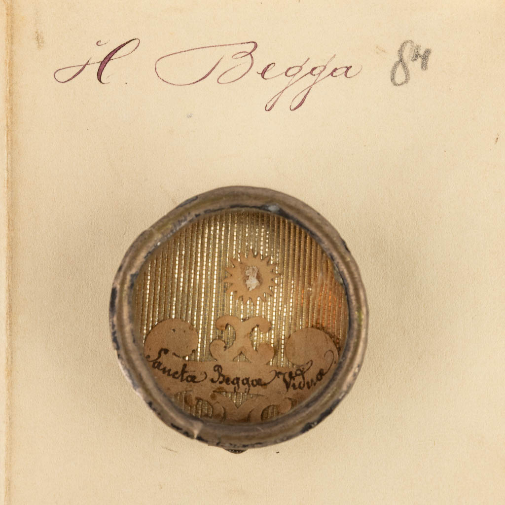 A sealed theca with a relic: Reliquias de cranio Sancta Begga Vidua