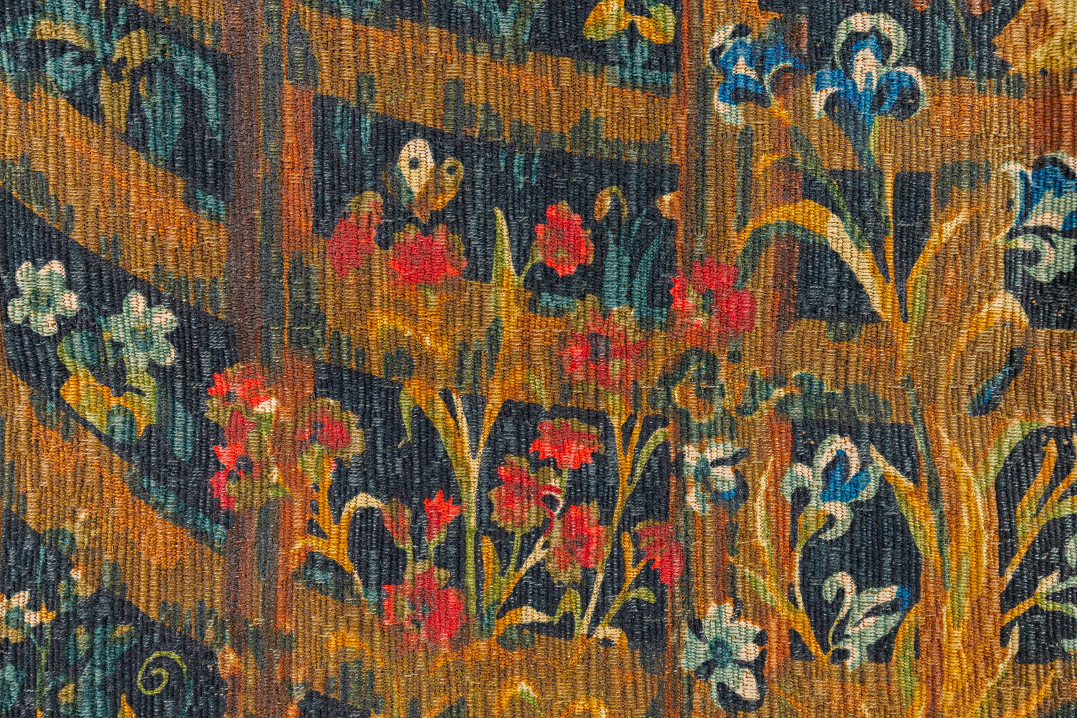 Een wandtapijt met gedrukte afbeelding van een eenhoorn in een bloemenveld. (H:136cm)