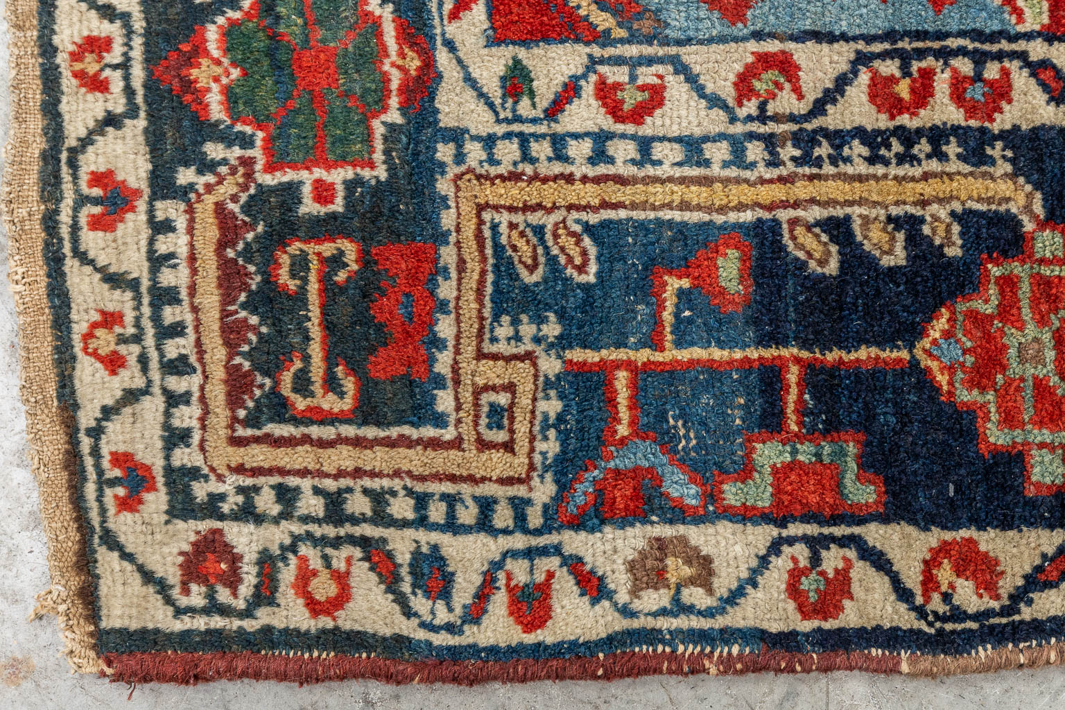 Een Oosters handgeknoopt tapijt, Jozan Sarouk. (D:190 x W:127 cm)