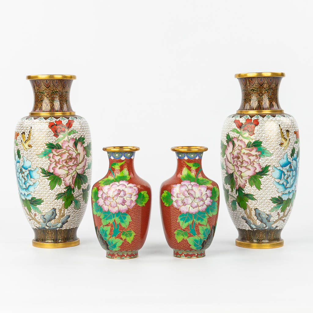 A collection of 2 pairs of cloisonné enamel vases, decorated with floral decor. (H:25,5cm)