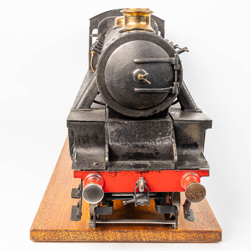 Een handgemaakt model van een stoomtrein, met een werkende stoommachine