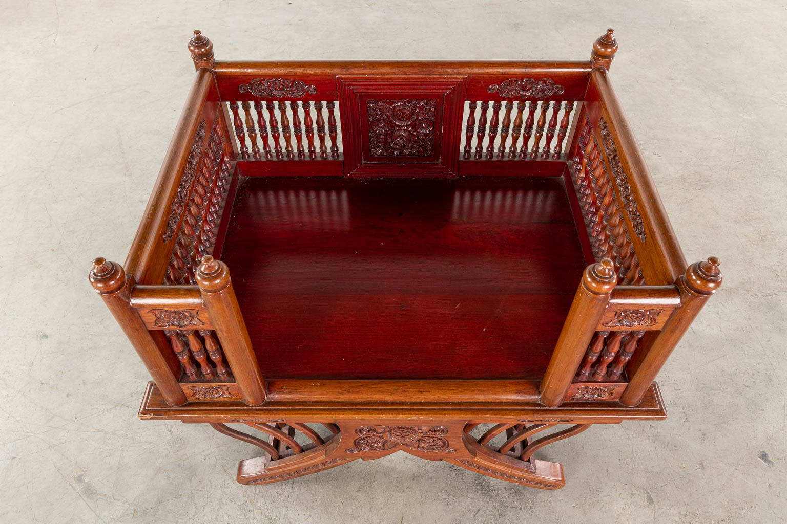 A pair of Oriental chairs, 20th C. (D:63 x W:89 x H:75 cm)