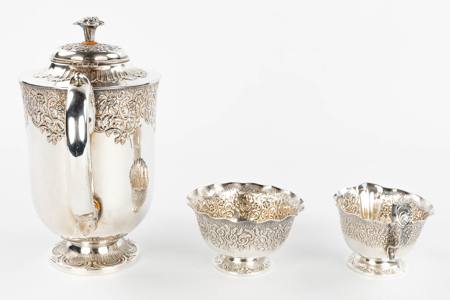 A silver-plated coffee service on a platter with sugar pot, coffee pot and milk jug. (H:22cm)