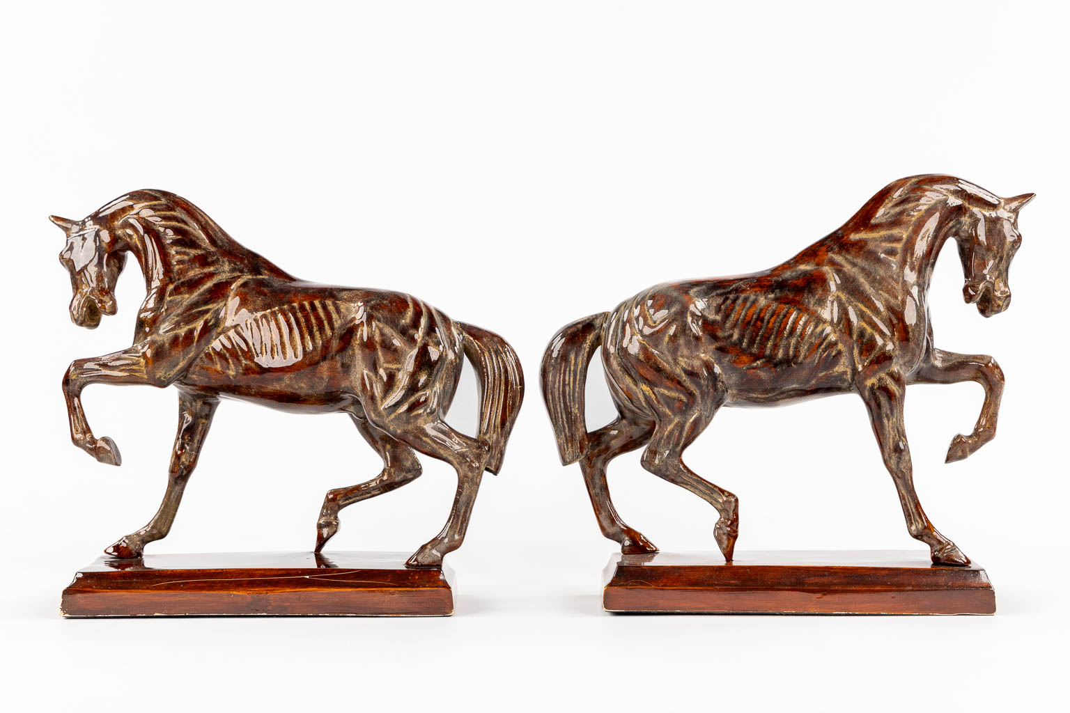 A pair of table lamps, gilt metal docorated with horse figurines. Circa 1980. (W:37 x H:64 cm)