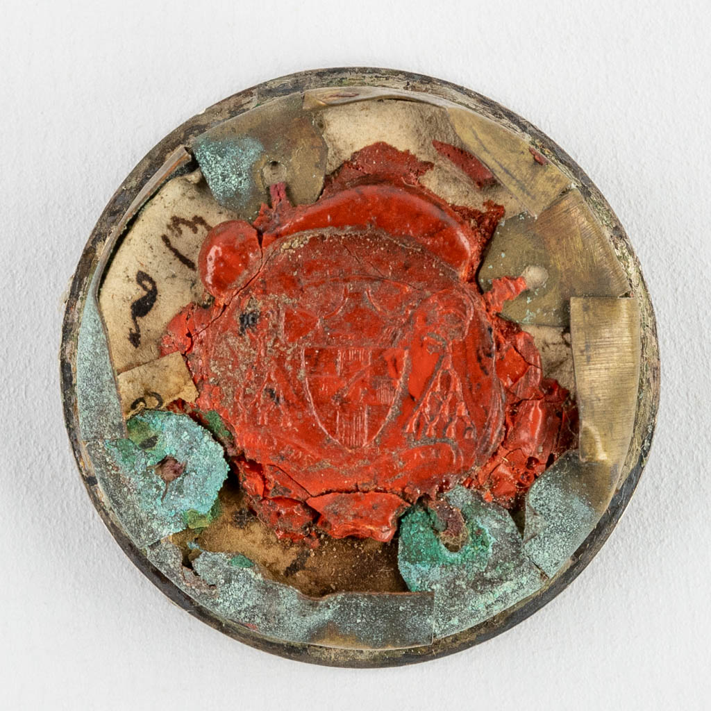 A sealed theca with a relic: Ex reliqiuias sancti Huberti ,Conf, Cont. 