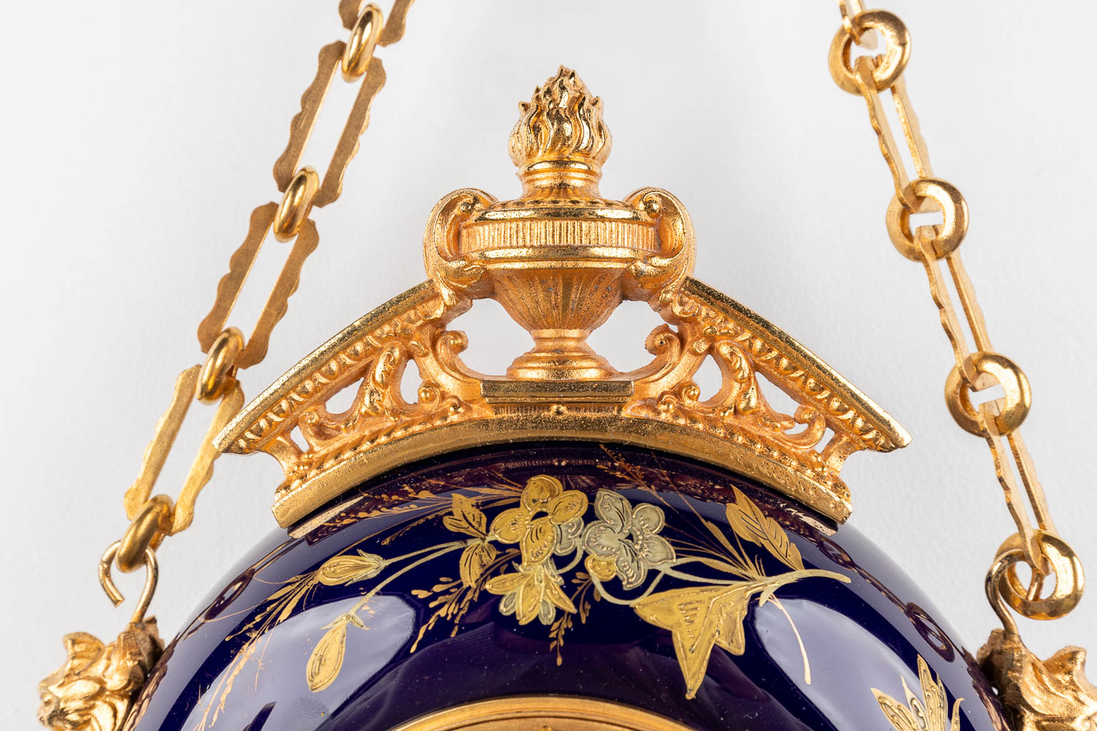 A hanging wall clock, cobalt blue porcelain mounted with bronze. 19th C. (W:26 x H:36 cm)