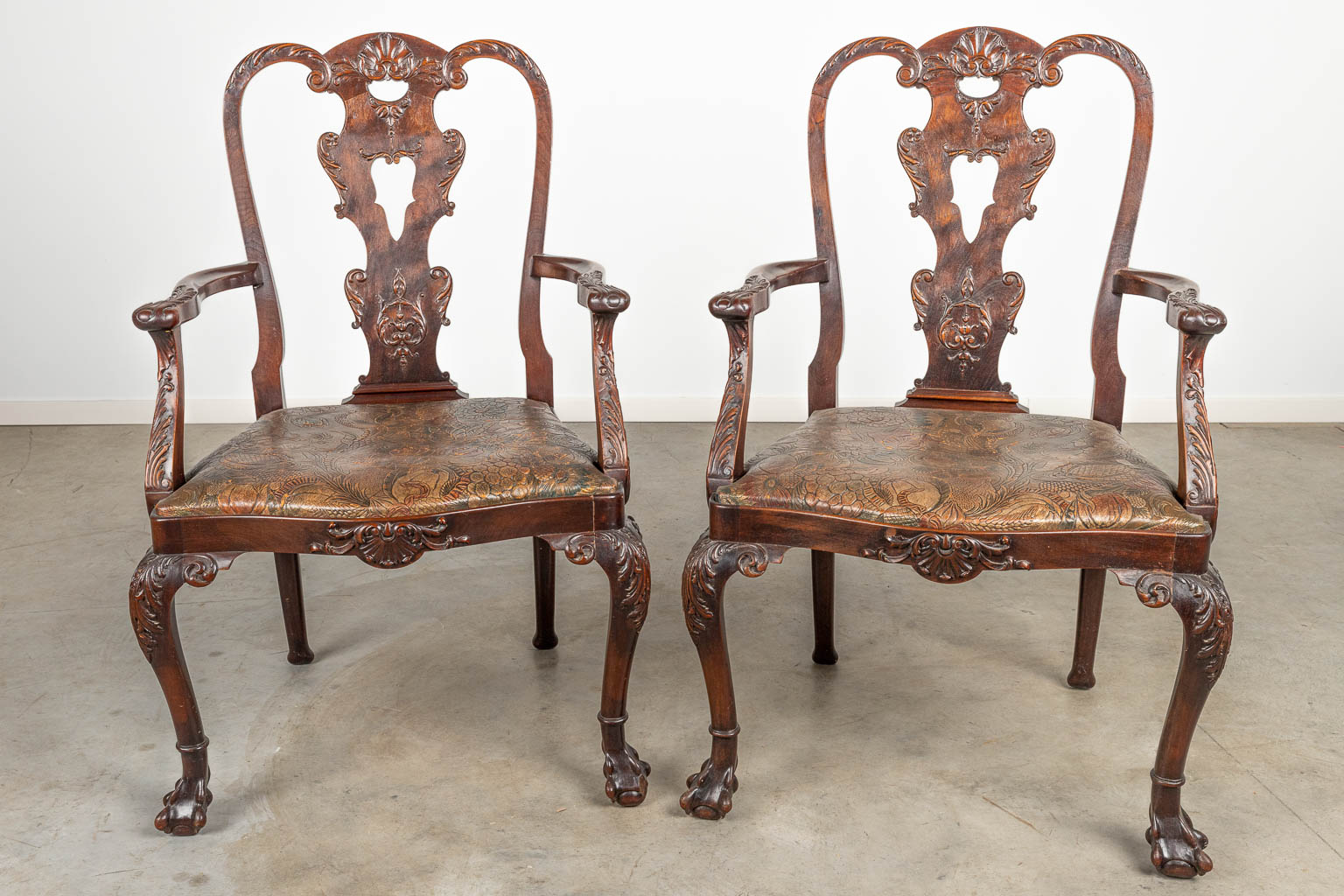 Een uitzonderlijk grote set van 14 stoelen en 2 armstoelen gemaakt in Chippendale stijl en afgewerkt met Cordoba-leer
