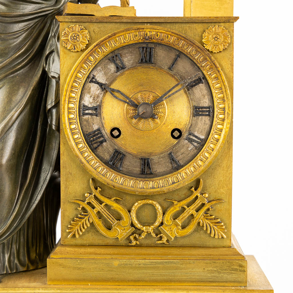 A mantle clock, gilt bronze, Empire. Circa 1800. (L:11,5 x W:26 x H:39,5 cm)