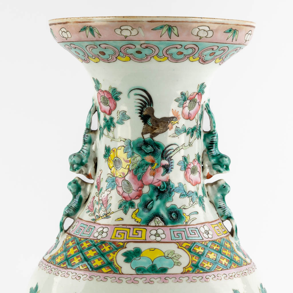 Een grote Chinese vaas met decor van Kippen en Flora. (H:59 x D:23 cm)