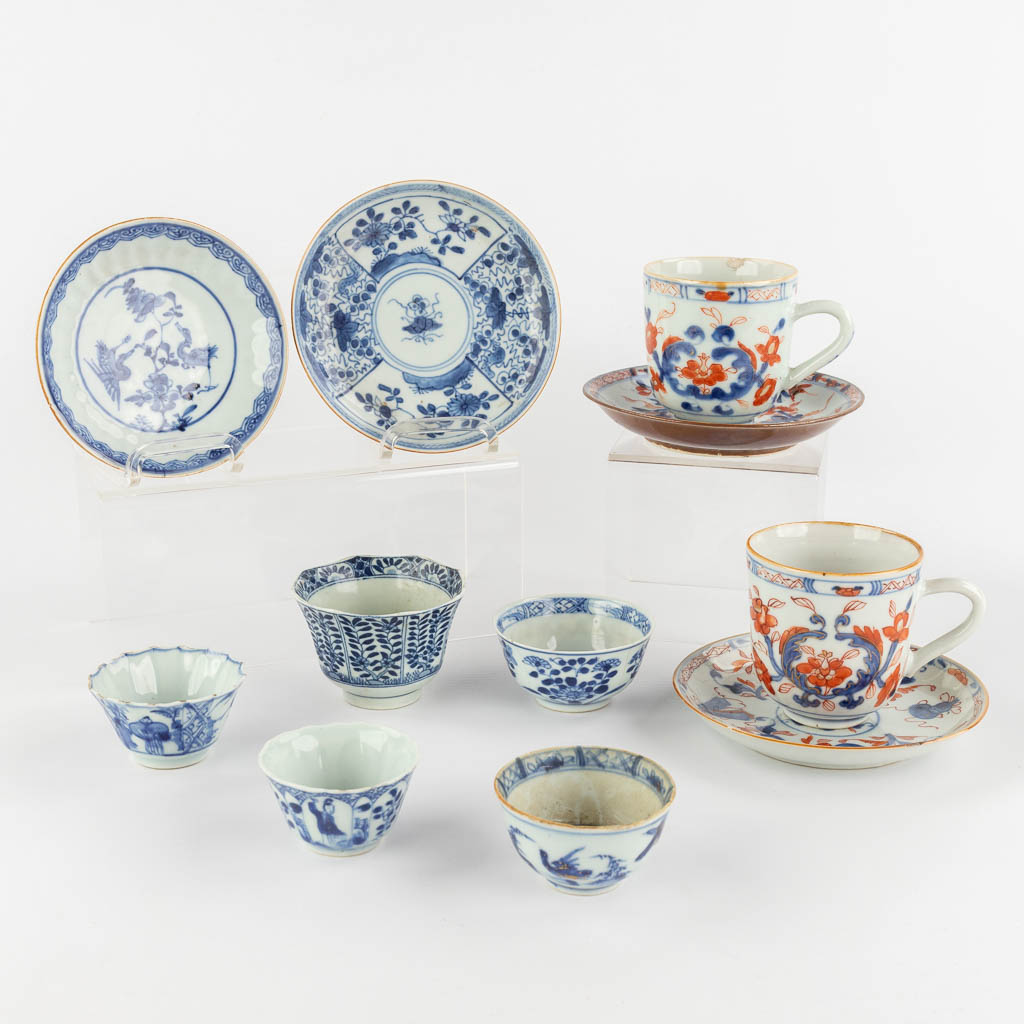Een set Chinese tassen en items, porselein, Kangxi en Qianlong, blauw-wit, Chinese Imari. 18de/19de eeuw. (D:12 cm)