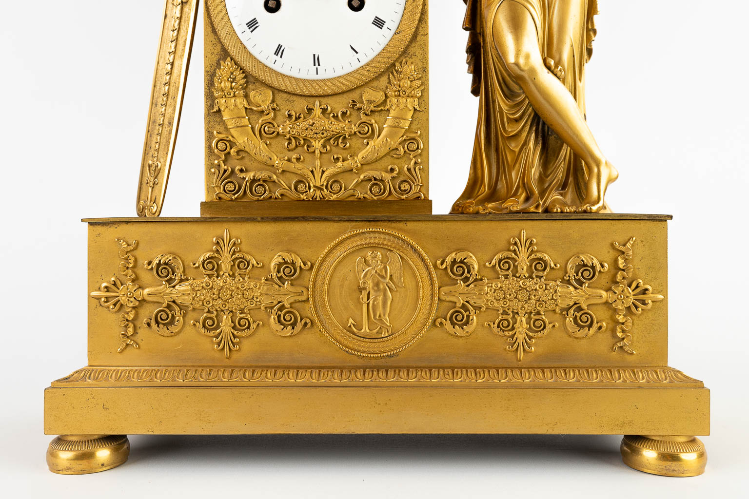A mantle clock with elegant figurine, ormolu gilt bronze, Empire. 19th C. (D:13 x W:32,5 x H:44 cm)