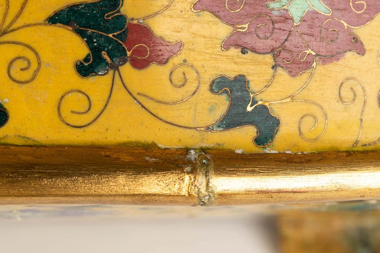 Een schaal met gele cloisonné, afgewerkt met draken en bloemendecor. (D:25,5 x W:36 x H:16 cm)