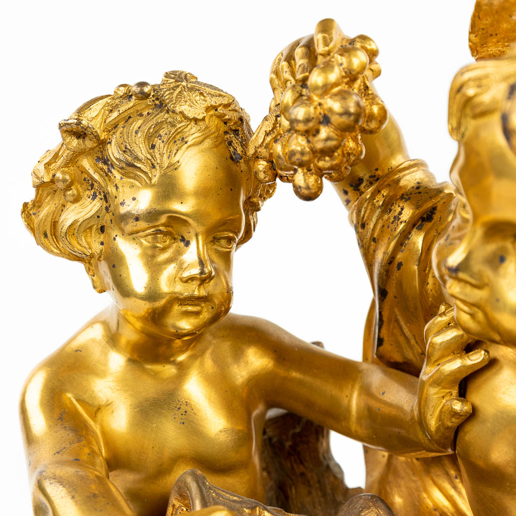 A mantle clock made of gilt bronze and decorated with putti in Louis XV style. (H:36cm)