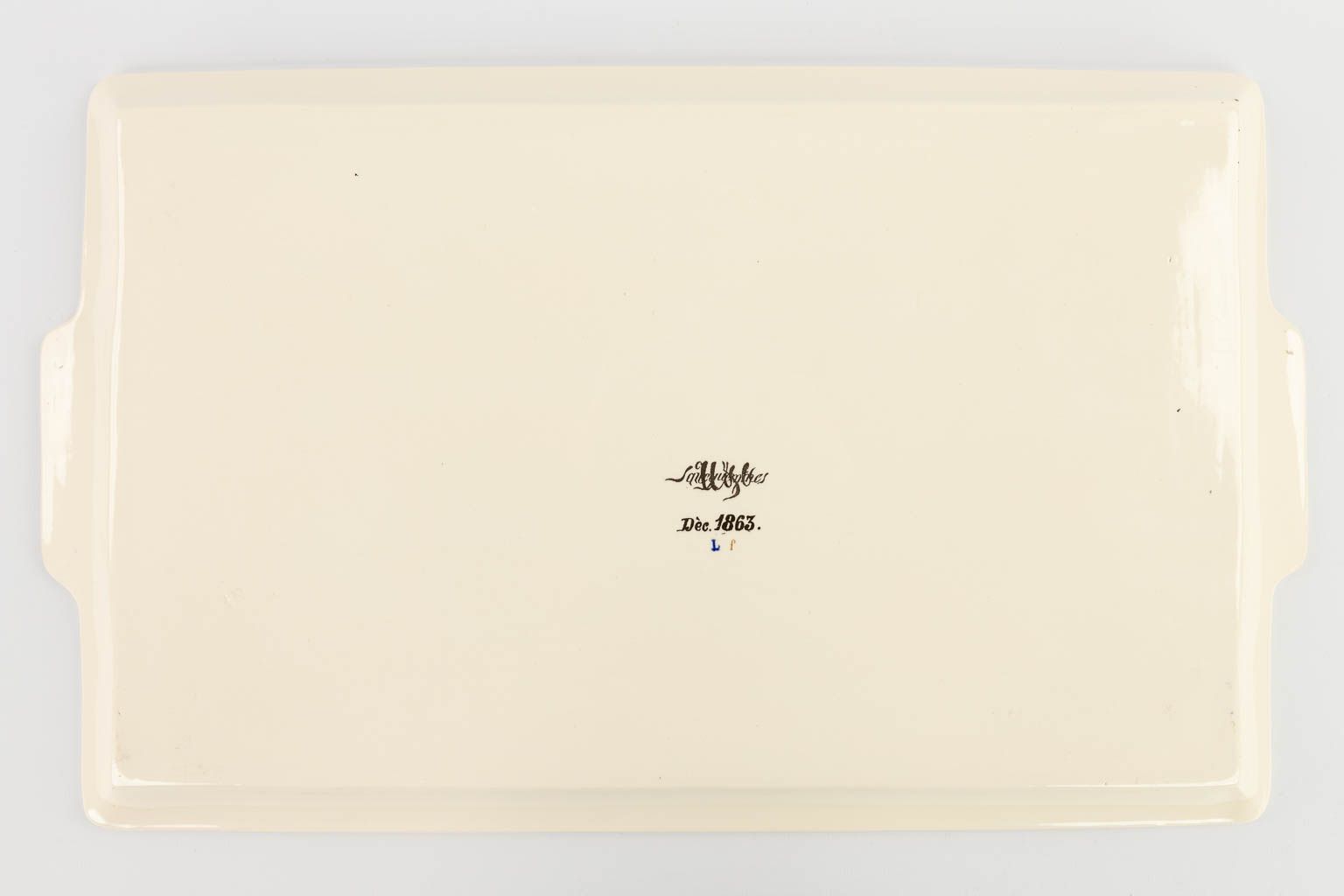 Sarreguemines, een dienbord met Japans decor, gedateerd December 1863. (D:28,5 x W:47 cm)