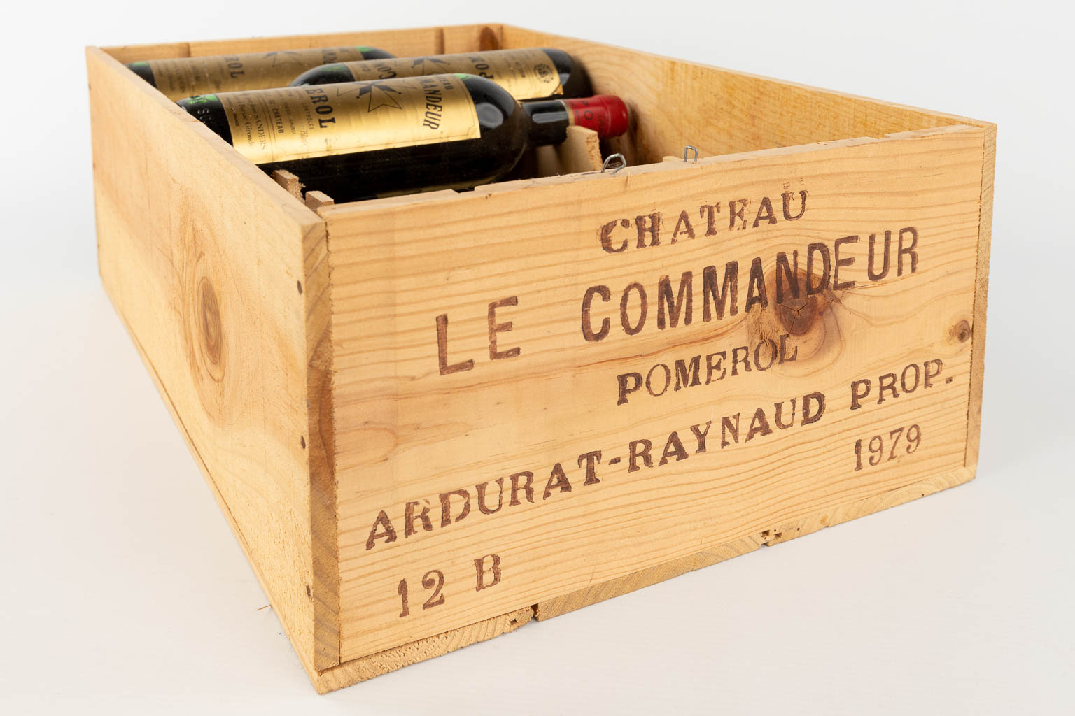 Château Commandeur Pomerol, 1979, a collection of 9 botlles in the original casket.