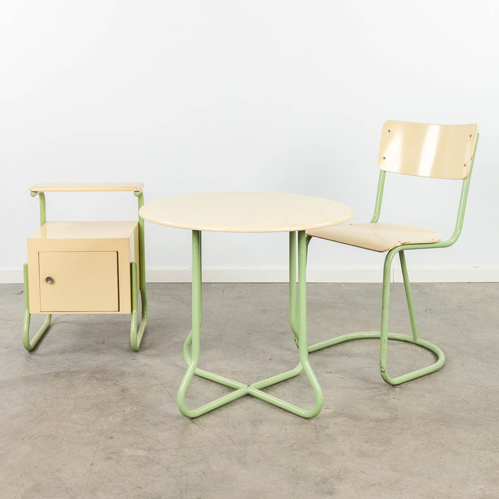  Een set van twee bijzettafels en een stoel, gemaakt uit groen gepatineerd metaal en wit gepatineerd hout. (59 x 65cm)