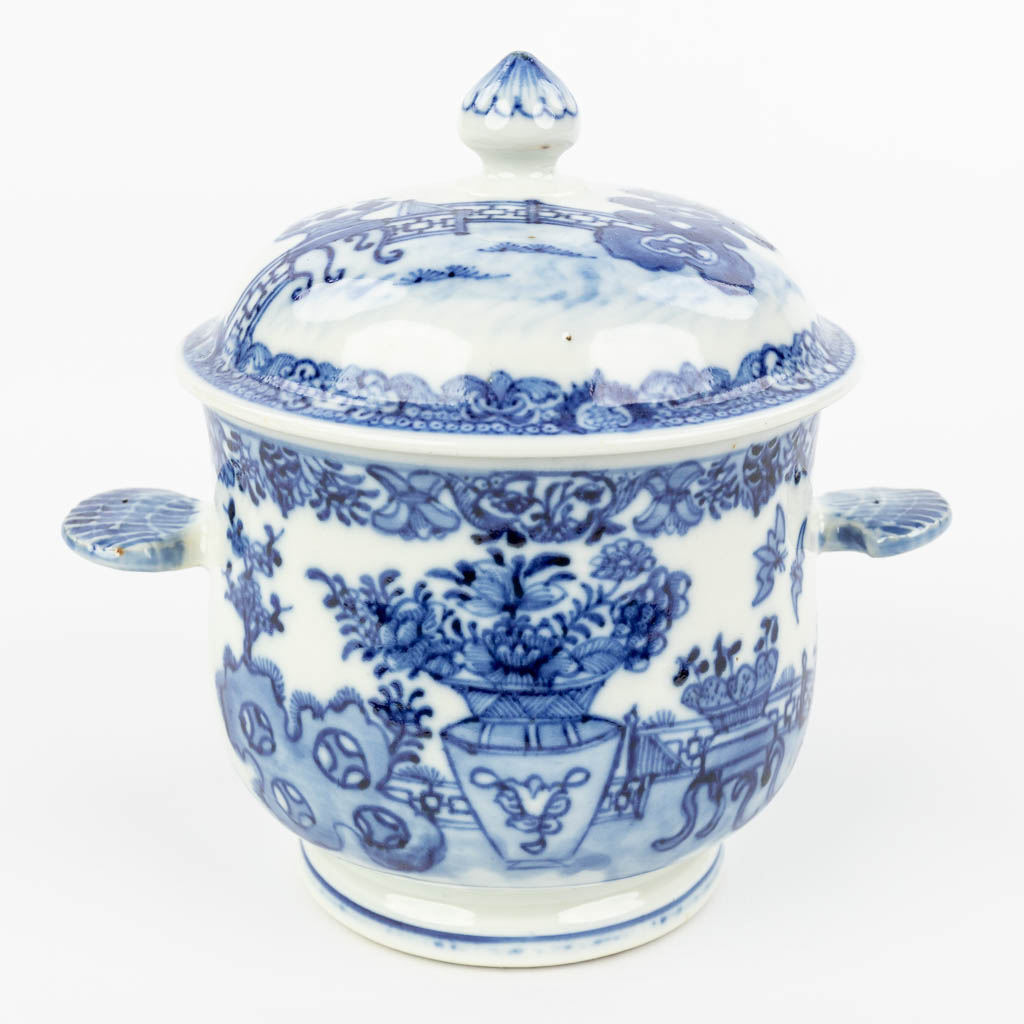 Lot 016 A Chinese jar with lid made of porcelain and decorated with flowers and birds. (H:13,5cm)