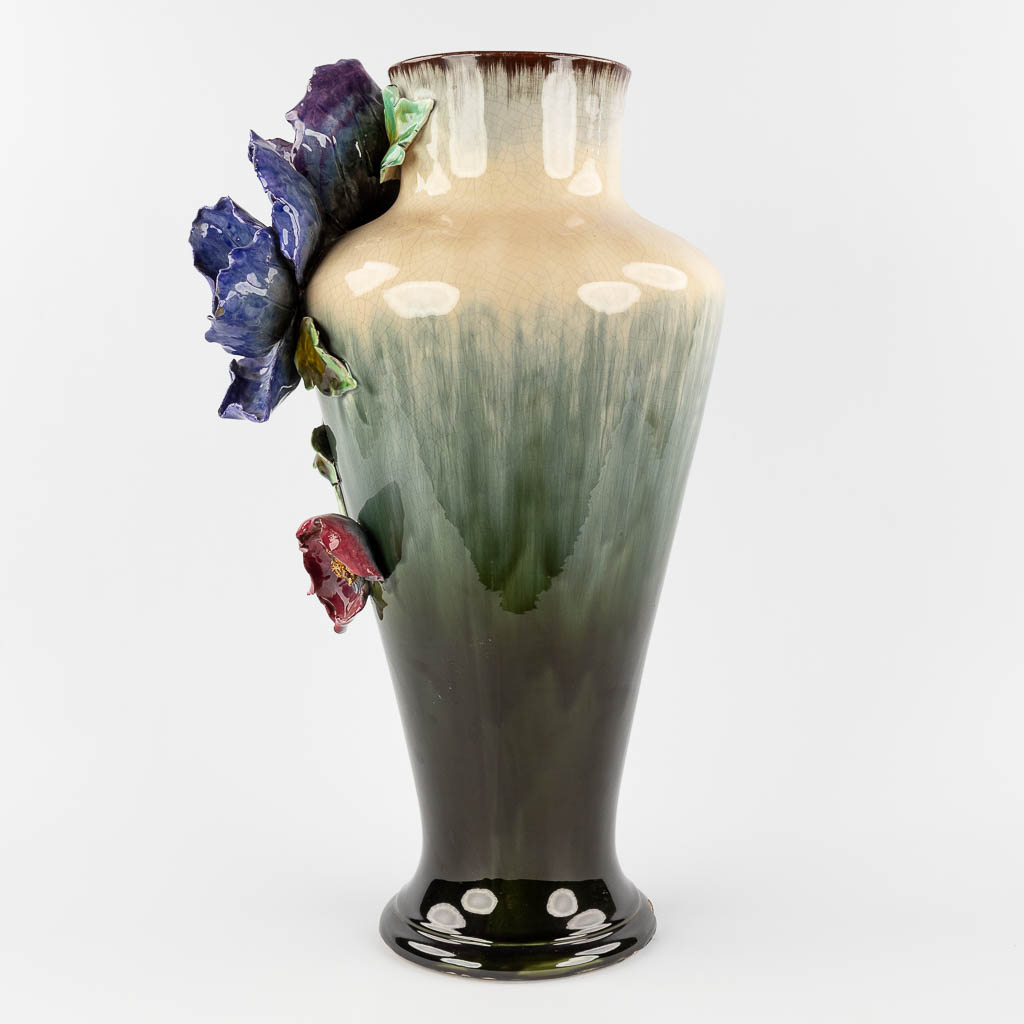 Een grote vaas met bloemendecor, Hasselts aardewerk. Circa 1900. (L: 29 x W: 35 x H: 61 cm)