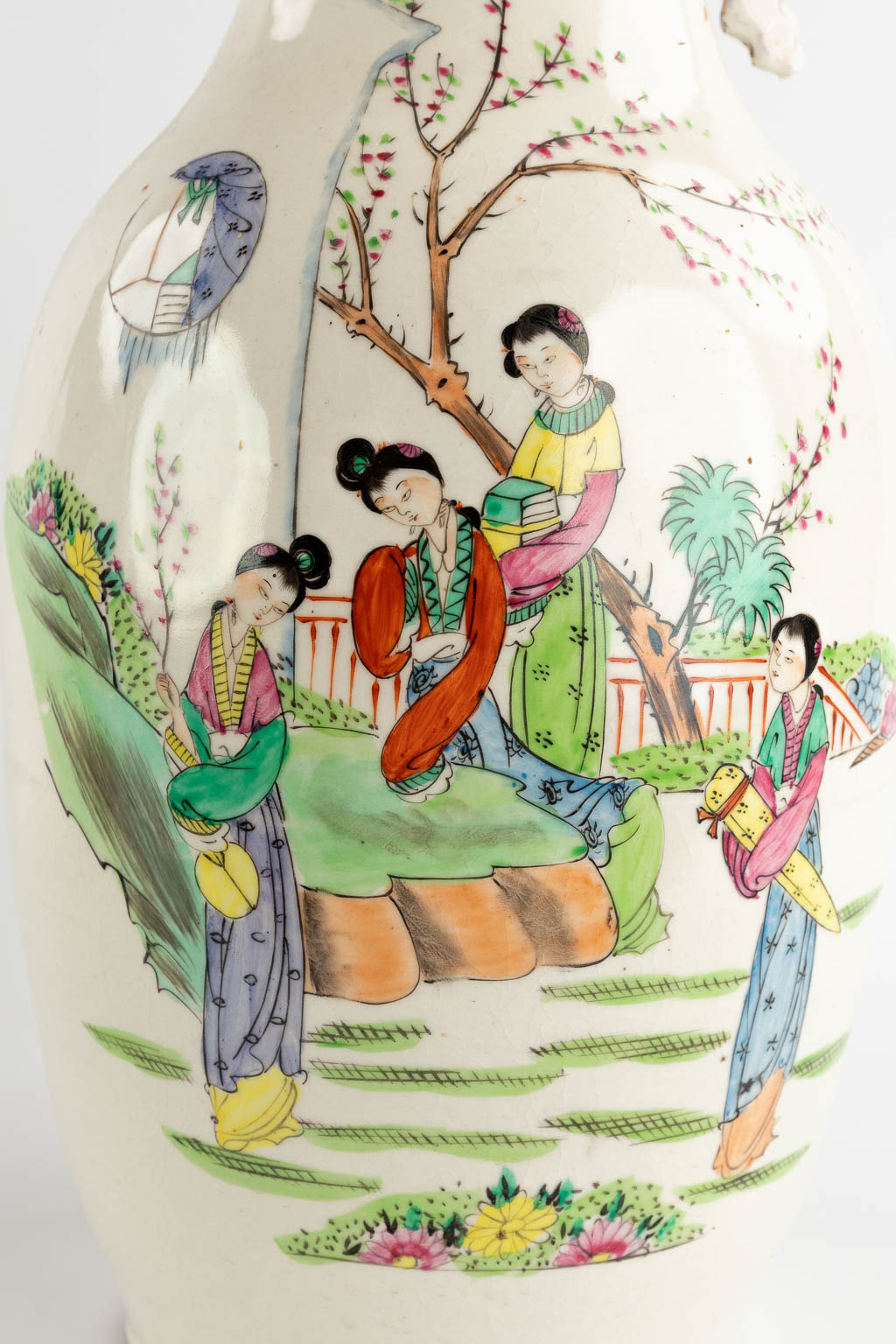 Drie Chinese vazen, Famille Rose decor van dames in de tuin en antiquiteiten, 20ste eeuw. (H:43 x D:19 cm)