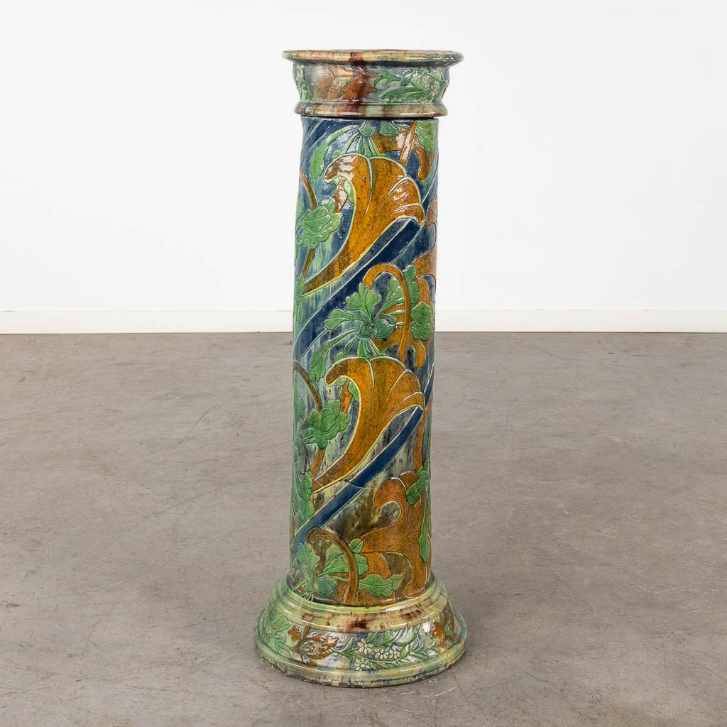 Léo MAES-VEREENOOGHE (XIX-XX) 'Pedestal' Flemish Earthenware, Art Nouveau, Torhout. (H:84 x D:30 cm)