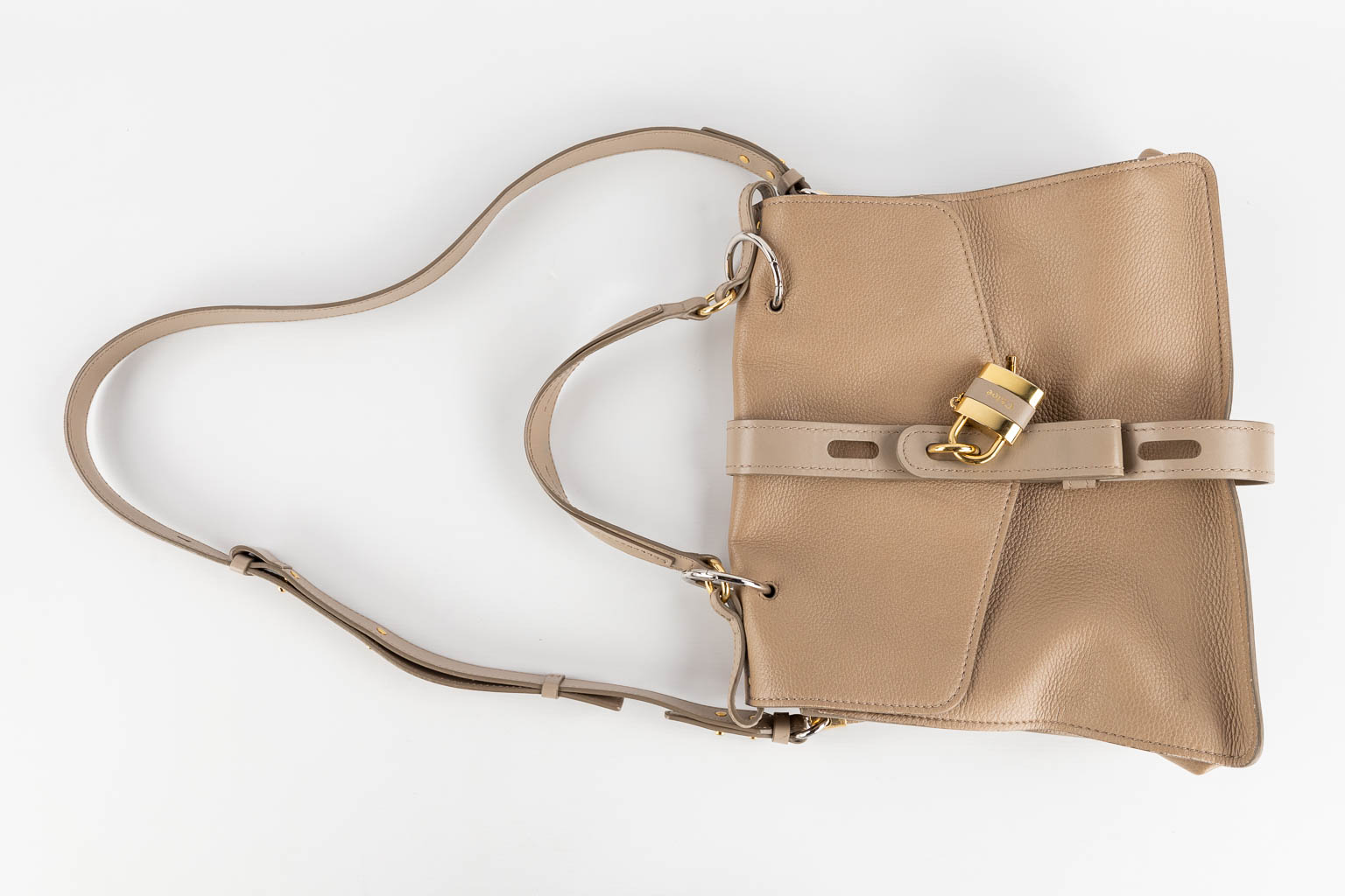Chloé, a handbag made of brown leather. (W:38 x H:32 cm)