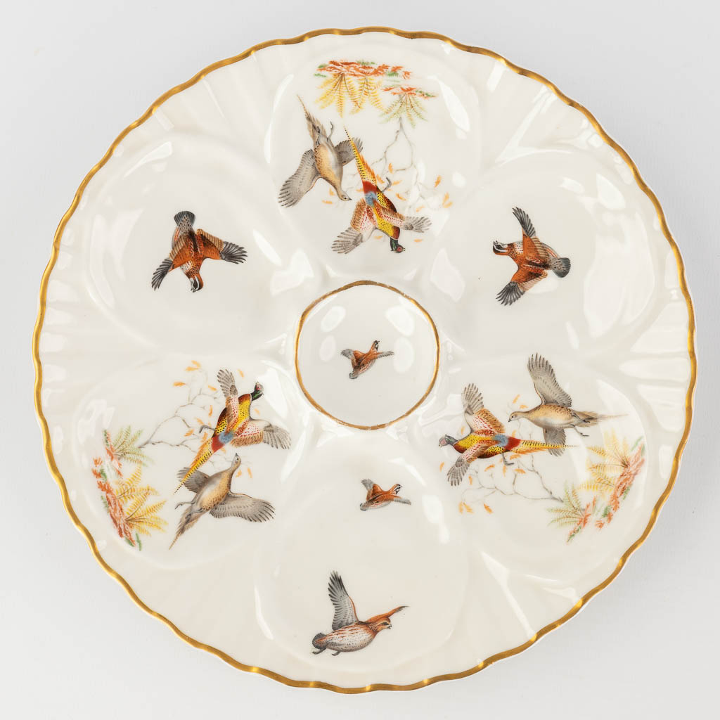Porcelaine De Paris, France, een collectie van 12 oesterborden met decor van vogels. 20ste eeuw. (D: 23 cm)