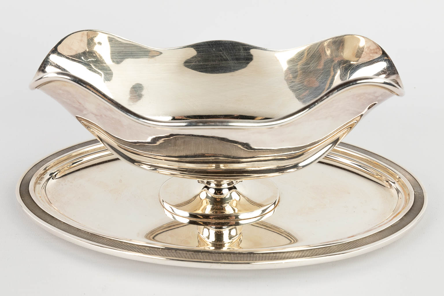 Sivar & Silvergros Ghent, a collection of silver-plated metal table accesories. (D:28 x W:45 cm)