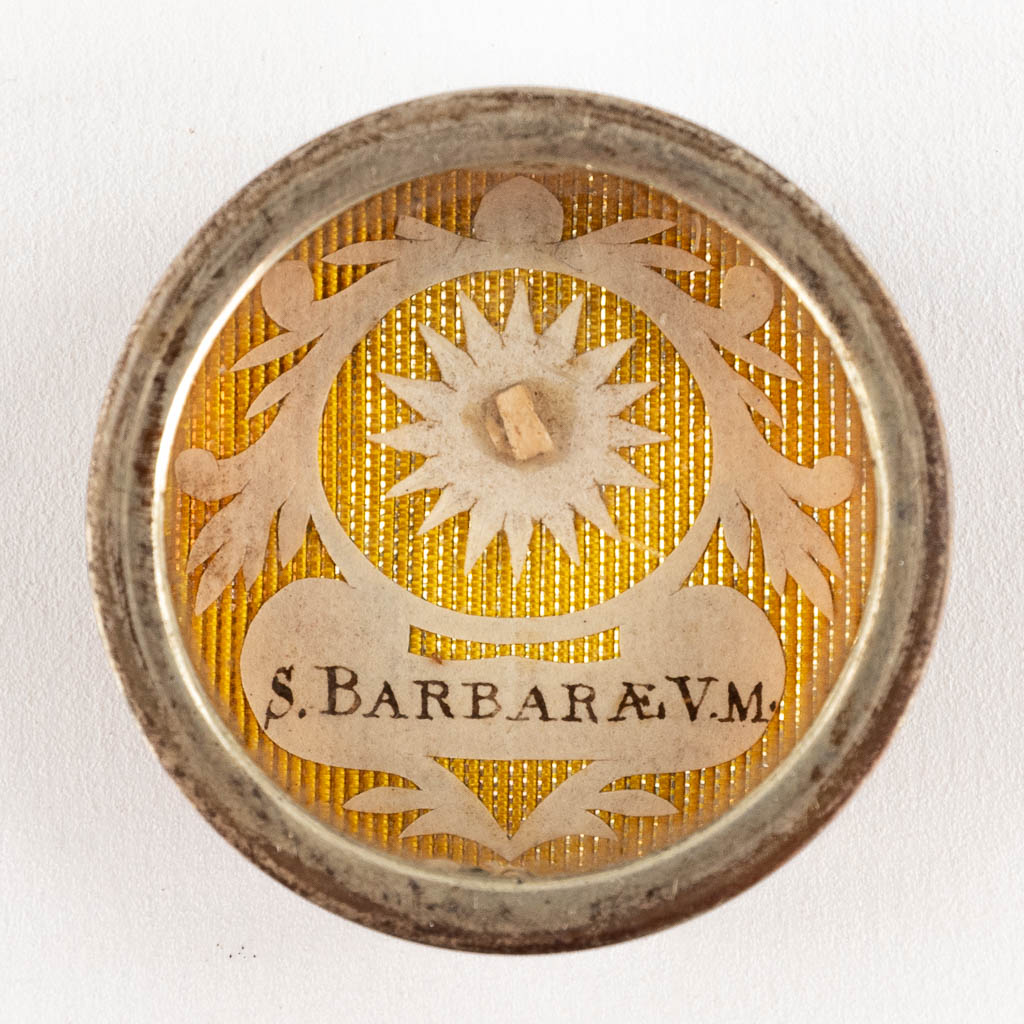 Drie verzegelde theca met relikwieën, Joannis Babtist, Barbara V.M., Dympnae Virg. (H:1,1 x D:4 cm)