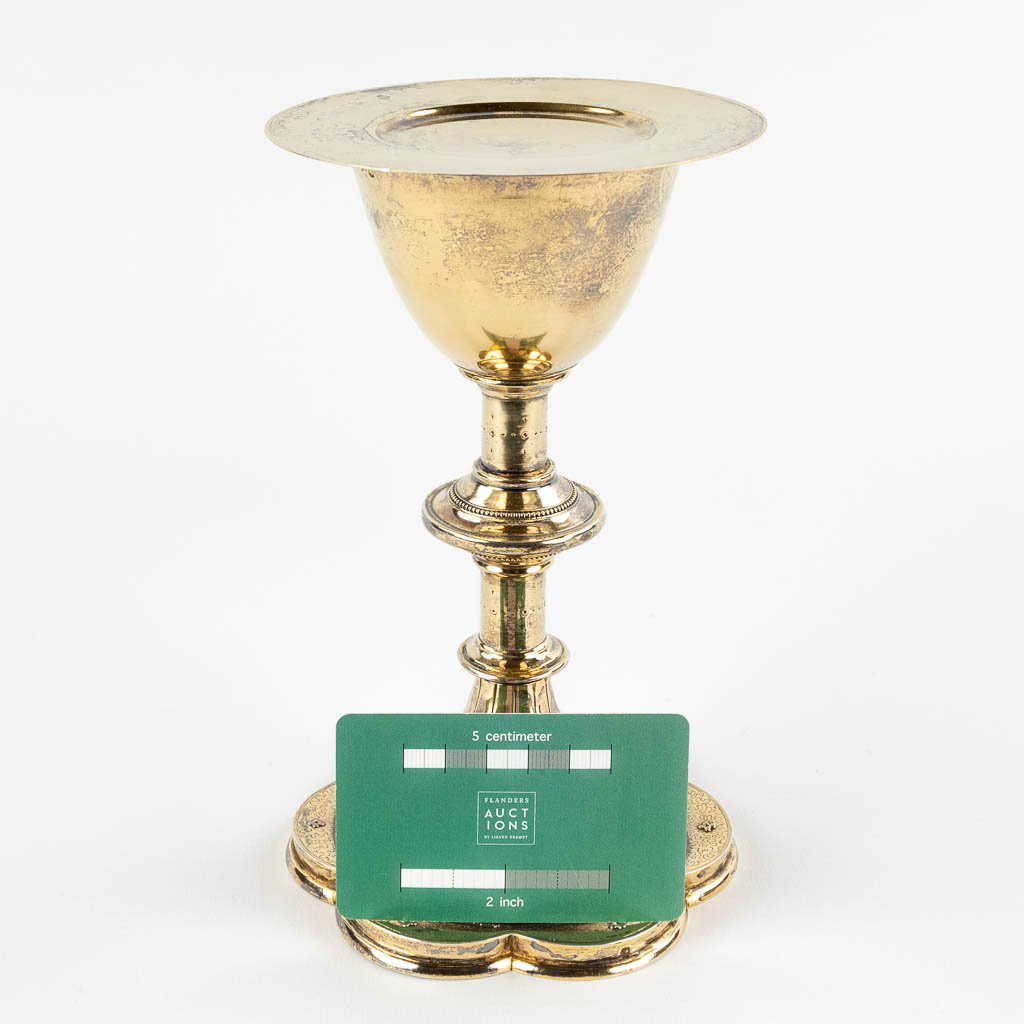 A Chalice with paten, gilt silver in gothic revival style. 305g. (H:19,5 x D:12,5 cm)