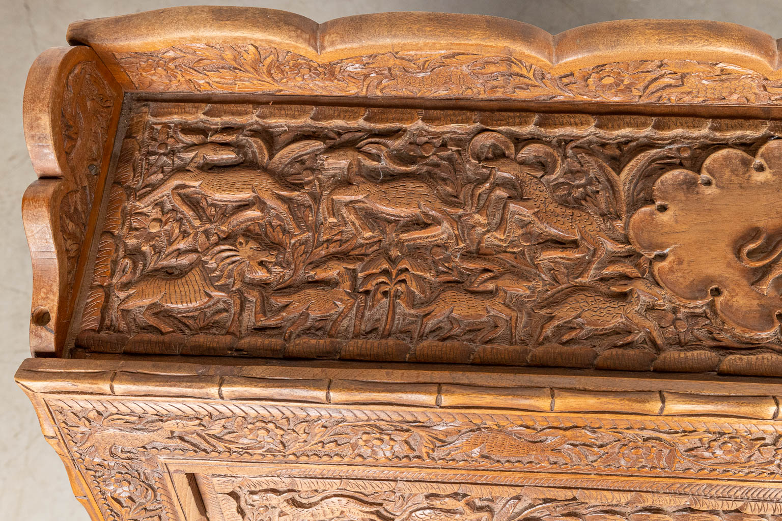 Een secretairekast gemaakt uit cederhout in Bali, Indonesië. (40 x 91 x 110cm)